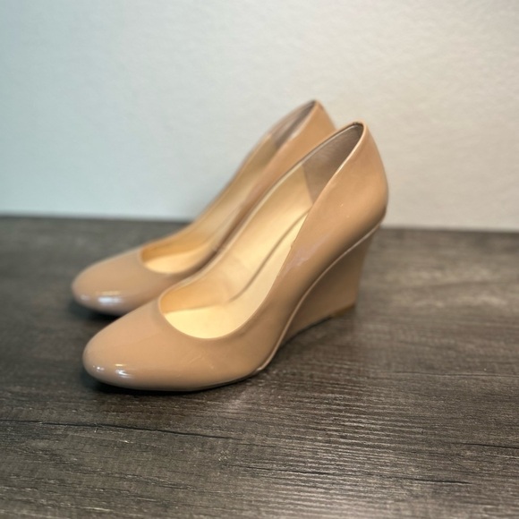 Jessica Simpson Shiny Taupe wedge Size 9 1/2 - Picture 1 of 10